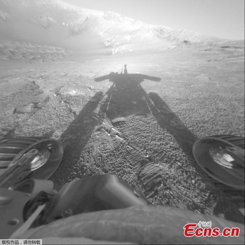 The image of NASA\'s Mars Exploration Rover Opportunity\'s shadow was taken on July 26, 2004, by the rover\'s front hazard-avoidance camera as the rover moved farther into Endurance Crater in the Meridiani Planum region of Mars. (Photo/VCG)