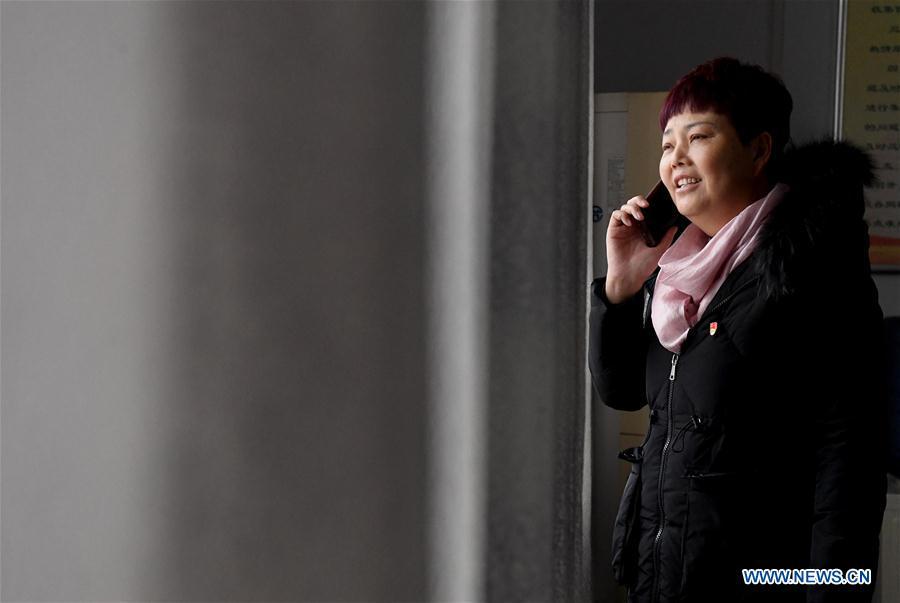 Ge Shuqin, deputy to the 13th National People\'s Congress, talks with a villager on the phone in Xiangyangzhuang Village, Tangyin County of Central China\'s Henan Province, Feb. 14, 2019. As a secretary of the Communist Party of China local branch in Xiangyangzhuang Village, Ge has sticked to her position for over 30 years and devoted herself to leading villagers to make a good living. (Xinhua/Li An)