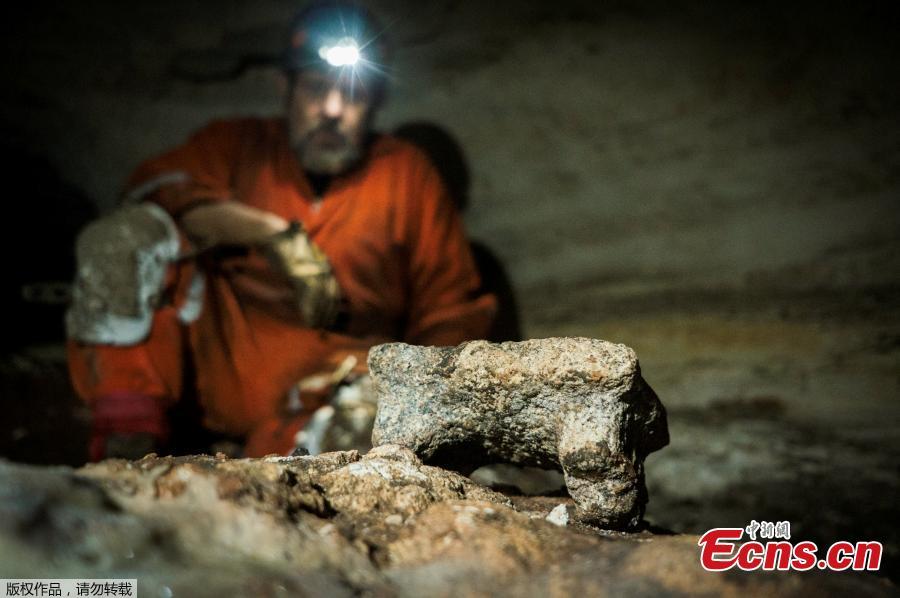 Archaeologist checks the pre-columbian artifacts in a cave at the Mayan ruins of Chichen Itza, Yucatan, Mexico, Tuesday, March 5, 2019. Mexican archaeologists say they have found a cave at the Mayan ruins of Chichen Itza with offerings of about 200 ceramic vessels in nearly untouched condition. The National Institute of Anthropology and History says the vessels appear to date back to around 1,000 A.D. (Photo/Agencies)