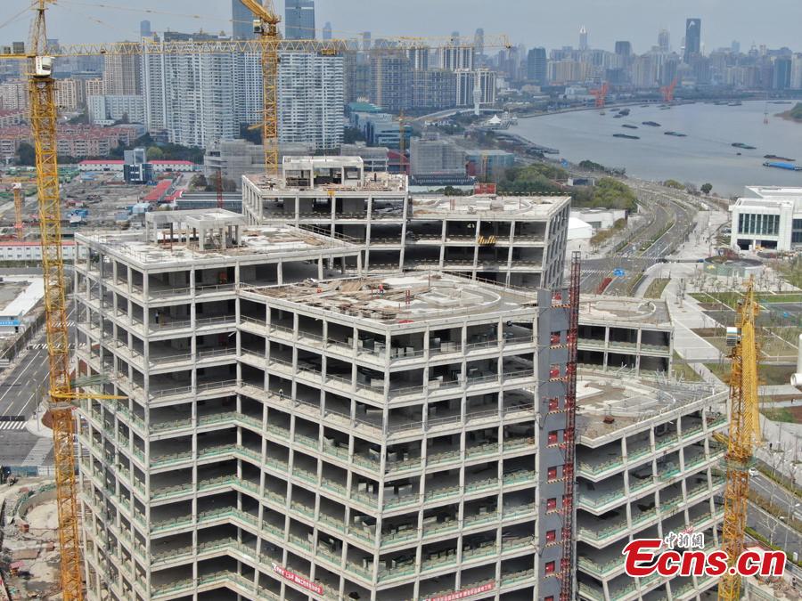 A building complex designed by Japanese architect Kazuyo Sejima looks unusual in Shanghai, with its seven buildings leaning against each other. The building roofs have been capped recently. (Photo: China News Service/Zhang Hengwei)