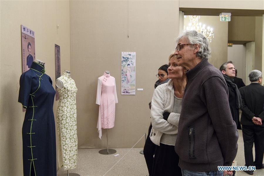 Visitors view Qipao, a traditional Chinese women\'s dress also known as Cheongsam, on an exhibition in Paris, France, Feb. 8, 2018. (Xinhua/Chen Yichen)