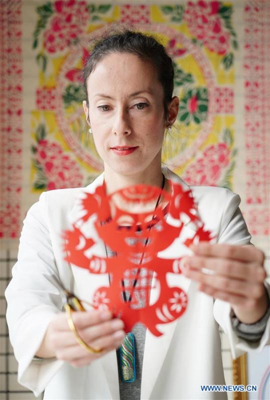 Berenice Zandonai, a French national, presents a paper cutting work in her home in Xi\'an, capital city of northwest China\'s Shaanxi Province, Oct. 19, 2018. (Xinhua/Shao Rui)
