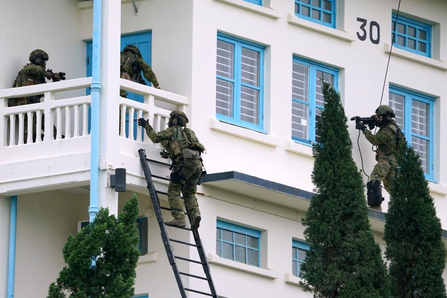 An anti-terrorism drill, code-named Powersky, takes place at Lei Yue Mun Park, Hong Kong, March 25, 2019. The drill simulated scenarios including a terrorist attack with explosives and toxic chemical gas. The operation was aimed at promoting counter-terrorism awareness among the public and enhancing coordination in the Inter-departmental Counter Terrorism Unit (ICTU), established in April 2018. (Photo: China News Service/Zhang Wei)