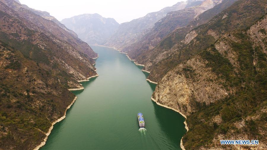 A ship sails in the Wuxia Gorge, one of the Three Gorges on the Yangtze River, in Wushan County, southwest China\'s Chongqing Municipality, March 26, 2019. (Xinhua/Wang Quanchao)