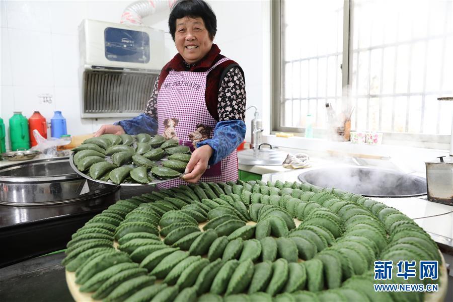 A woman in Jiaokou village in Tianmushan township, Hangzhou, East China\'s Zhejiang province, prepares qingtuan on March 27, 2019 to mark the upcoming Qingming Festival.  (Photo/Xinhua)