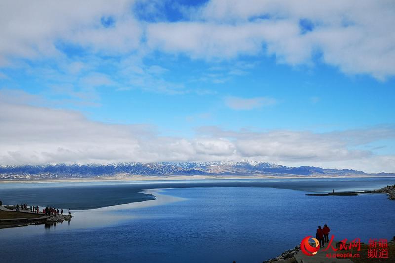 Photo shows thawing ice on the surface of Sayram Lake in northwest China\'s Xinjiang Uyghur Autonomous Region. The swans, the high mountains, the clear water and the blue sky have turned the lake into a spring fairyland.  (Photo/people.cn)