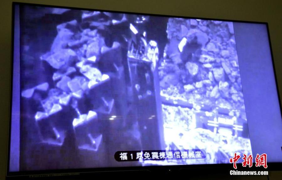 The screen shows that the first of 566 used and unused fuel units stored in the pool at Unit 3 are being removed, at Fukushima Dai-ichi nuclear plant, in Okuma, Fukushima Prefecture, northeastern Japan Monday, April 15, 2019.  (Photo/IC)