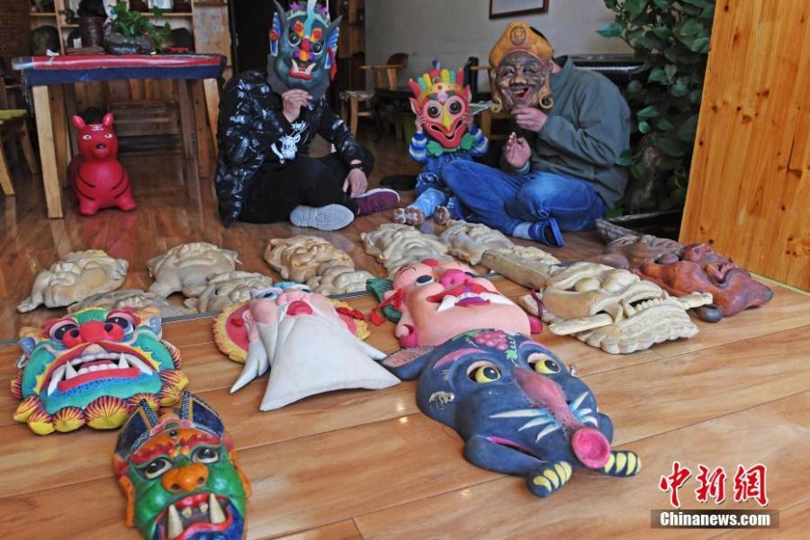 Ma Lande shows masks of the Nuo Opera at his studio in Lanzhou City, Northwest China\'s Gansu Province, April 14, 2019. The handicraftsman said he has made more than 2,000 Nuo Opera masks in the past 17 years, depicting a broad range of topics, including mythical figures from Chinese legends and classic novels. Masks, usually carved out of willow or camphor wood, are an important part of Nuo Opera, an ancient folk drama still popular in some parts of China. The purpose of Nuo Opera is to drive away devils, disease and evil influences, and also to petition the gods for their blessings. (Photo: China News Service/Yang Yanmin)