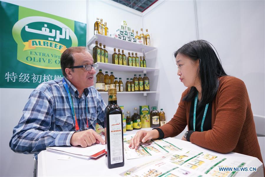 A Syrian olive oil dealer (L) introduces products at the first China International Import Expo (CIIE) in Shanghai, east China, Nov. 6, 2018. Food of a particular place is an important symbol of local geographic and cultural characteristics. Food carries history and tradition, leads the tide of trade, strengthens diplomatic relations, disseminates and promotes culture. Food has been serving as connections between people around the world. In ancient times, food such as grapes, pomegranates, walnuts, coriander, cucumbers and sesame seeds were introduced to China along the Silk Road. Nowadays, thanks to the Belt and Road Initiative, red wine, coffee, dried fruits, meat, seafood, and dairy products from foreign countries enter the homes of ordinary people, turning daily meals into feasts with exotic cuisines. (Xinhua/Meng Dingbo)