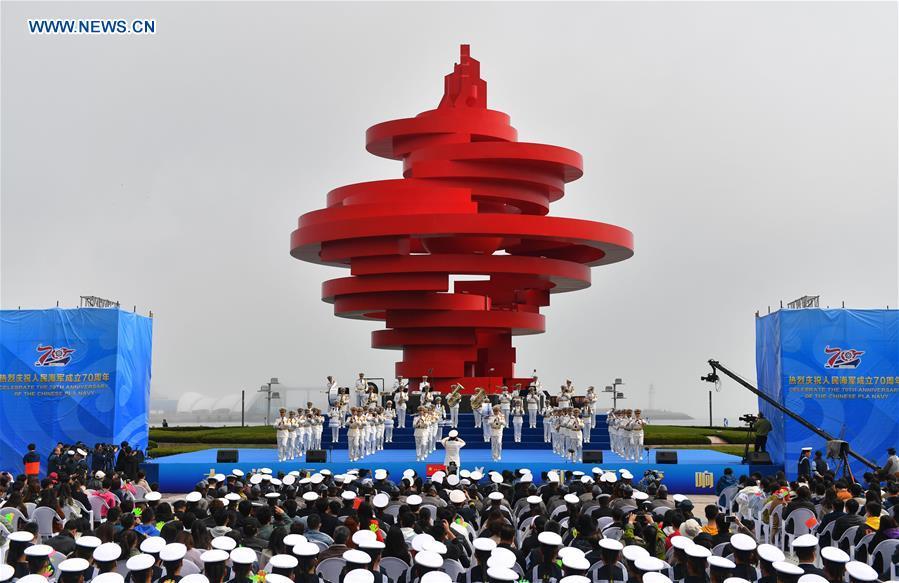 A joint military music display is held to celebrate the People\'s Liberation Army Navy\'s 70th founding anniversary in Qingdao, east China\'s Shandong Province, April 22, 2019. The military bands from the navies of China, Thailand, Vietnam, Bangladesh and India performed at the event. Over 1,200 people, including officers and soldiers of navy vessels from home and abroad and Qingdao citizens, viewed the performance. (Xinhua/Zhu Zheng)