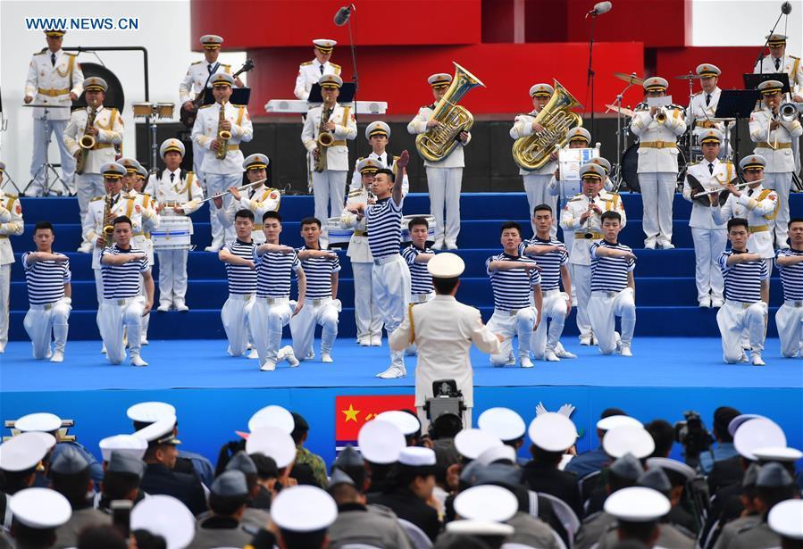 A joint military music display is held to celebrate the People\'s Liberation Army Navy\'s 70th founding anniversary in Qingdao, east China\'s Shandong Province, April 22, 2019. The military bands from the navies of China, Thailand, Vietnam, Bangladesh and India performed at the event. Over 1,200 people, including officers and soldiers of navy vessels from home and abroad and Qingdao citizens, viewed the performance. (Xinhua/Zhu Zheng)