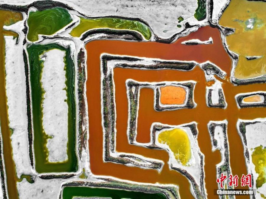 Aerial photo shows the colorful Salt Lake in Yuncheng City, north China\'s Shanxi Province. The lake has different colors as the water density changes. (Photo/IC)
