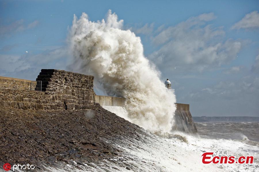 Storm Hannah hits the Welsh coastline at Porthcawl lighthouse, bringing winds of up to 80mph, April 27, 2019. Heavy rain swept across the UK, leaving at least 11,000 properties without power. (Photo/IC)