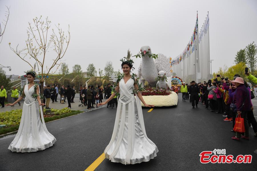 A float parade is held as the 2019 Beijing International Horticultural Exhibition opens on April 29, 2019. The expo, to be held from April 29 to Oct. 7, will exhibit flower, fruit and vegetable farming at the foot of the Great Wall in Beijing.(Photo: China News Service/Cui Nan)
