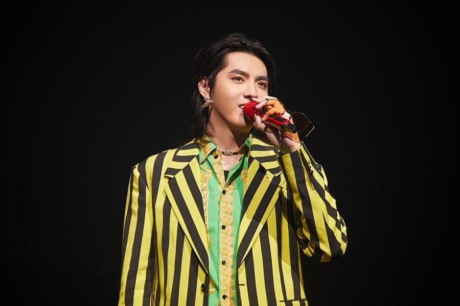 Kris Wu performs. (Photo provided to China Daily)

Chinese-Canadian singer-songwriter Kris Wu gave the second show of his Alive Tour at the Cadillac Arena in Beijing on May 11. He kicked off the tour in Nanjing, Jiangsu province, on April 20, and will move on to the next stop in Chongqing on May 25.

He opened the show with his song Antares, which was followed by his hip-hop hits, including November Rain, Coupe and We Alive.

Last October, Wu released his debut album Antares, which features 14 tracks that include English and Mandarin songs.

During his show, Wu also performed the US iTunes chart-topper Deserve, a collaboration with American rappers Travis Scott and Juice, released as part of the soundtrack for the American action movie XXX: Return of Xander Cage starring Vin Diesel, Donnie Yen and Wu.

On April 19, Wu unveiled his latest single Big Bowl, Thick Noodle, which he also performed in his Beijing concert. Inspired by an impromptu rap he did for a noodle shop in a variety show aired in 2017, the song has been heard more than 97 million times since its music video was released on Wu\'s Sina Weibo account, which has over 46 million followers.

Since his Beijing concert took place on the eve of Mother\'s Day, the singer-songwriter dedicated his song Lullaby to his mother.

As a former member of the wildly popular K-pop group EXO, Wu, 29, launched his solo career both as a singer and an actor in 2014, and is now a best-selling artist in the country. He is a judge on the hugely popular Chinese hip-hop competition show, The Rap of China.