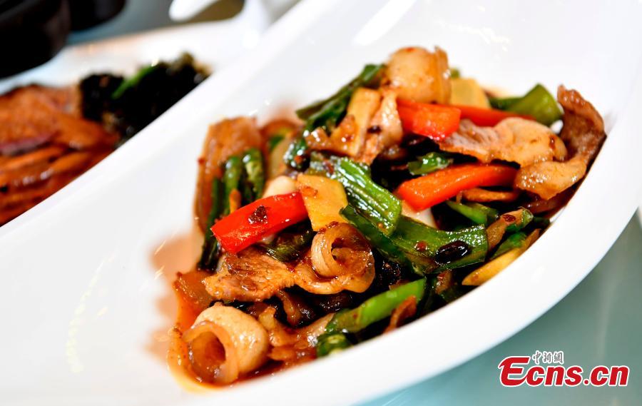 Photo taken on May 14, 2019 shows the Chengdu Panda Asian Food Festival held in Chengdu City, Sichuan Province. Two hundred guests from many countries and regions were invited to enjoy the Tianfu Family Banquet that included 16 signature Sichuan dishes. Sichuan food has a long history and is known as one of the four major Chinese cuisines. The province also has the reputation of “Tian Fu Zhi Guo,” a place richly endowed with natural resources. The festival is part of the Conference on Dialogue of Asian Civilizations held in Beijing. (Photo: China News Service/An Yuan)