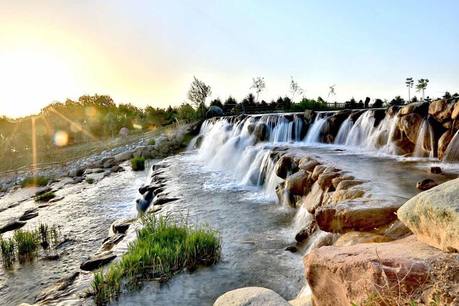 The waterfall in the Lushuiwan scenic area of Zhangye city, Northwest China\'s Gansu Province, is seen May 13, 2019. (Photo by Chen Li for chinadaily.com.cn)

The waterfall in the Lushuiwan scenic area of Zhangye city, Northwest China\'s Gansu Province, drew many tourists to visit on May 13. After days of rainfall that led to rising water levels, the waterfall looked spectacular.