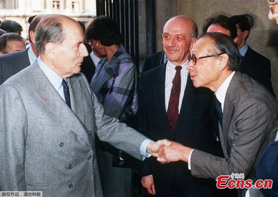 French President Francois Mitterrand (L) shakes hands with Chinese American architect Ieoh Ming Pei (R), as Louvre Museum director Michel Laclotte looks on, during the public opening of the Louvre Pyramid on March 29, 1989 in Paris. (Photo/Agencies)