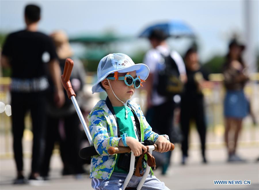 A child wears sunglasses as protection against sunlight in Beijing, capital of China, May 22, 2019. Beijing\'s observatory issued a yellow alert on Tuesday for high temperatures over the next four days. Temperature could rise to 35 degrees Celsius from Wednesday to Saturday, and reach up to 37 degrees Celsius on Thursday. (Xinhua/Zhang Chenlin)