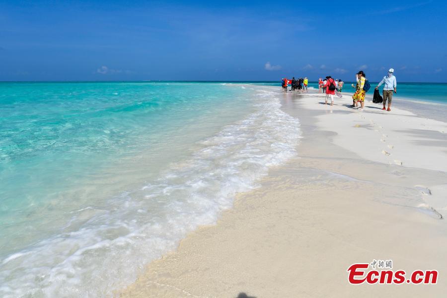 The photo shows the beach of Quanfu Island offering clean sand and water. Being one of the three islands of Xisha islands that opens to tourists, Quanfu island is an uninhabited island which covers an area of 0.02 square kilometers. (Photo: China News Service/ Luo Yunfei)