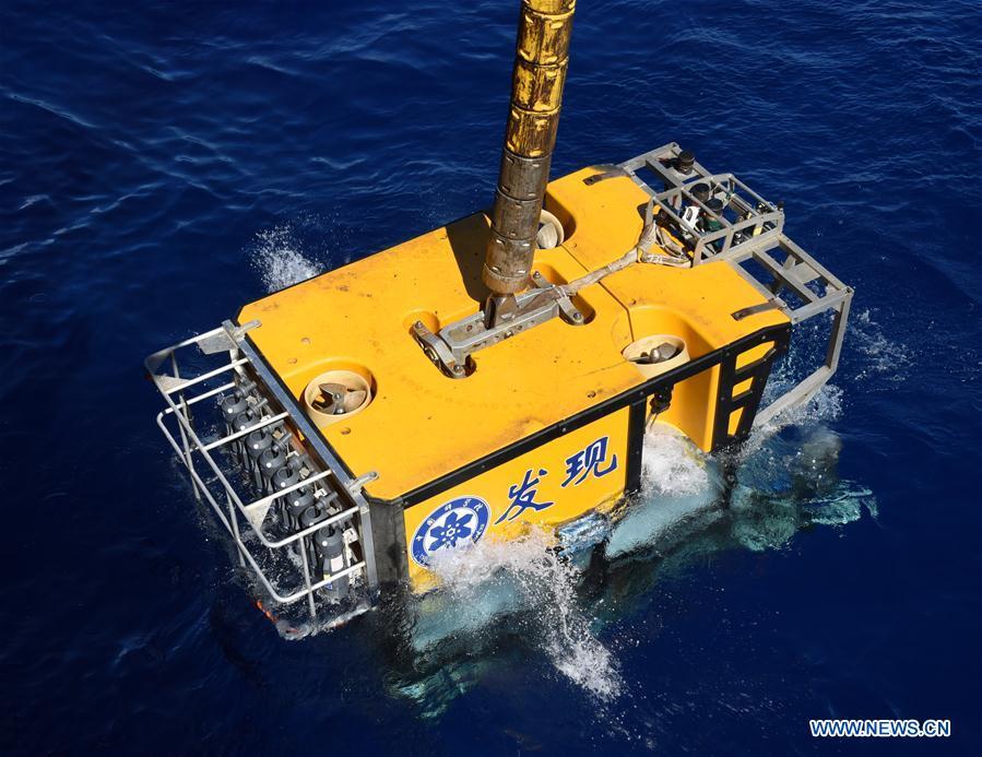 The remote operated vehicle (ROV), Discovery, dives into the sea in the south of the Mariana Trench, May 27, 2019. China\'s research vessel KEXUE (Science) on Monday started to explore a series of seamounts in the south of the Mariana Trench, the deepest place of the earth. The remote operated vehicle (ROV), Discovery, dived into the sea on Monday morning to collect videos, information and samples from a small seamount in the southwest of the targeted area. (Xinhua/Zhang Xudong)