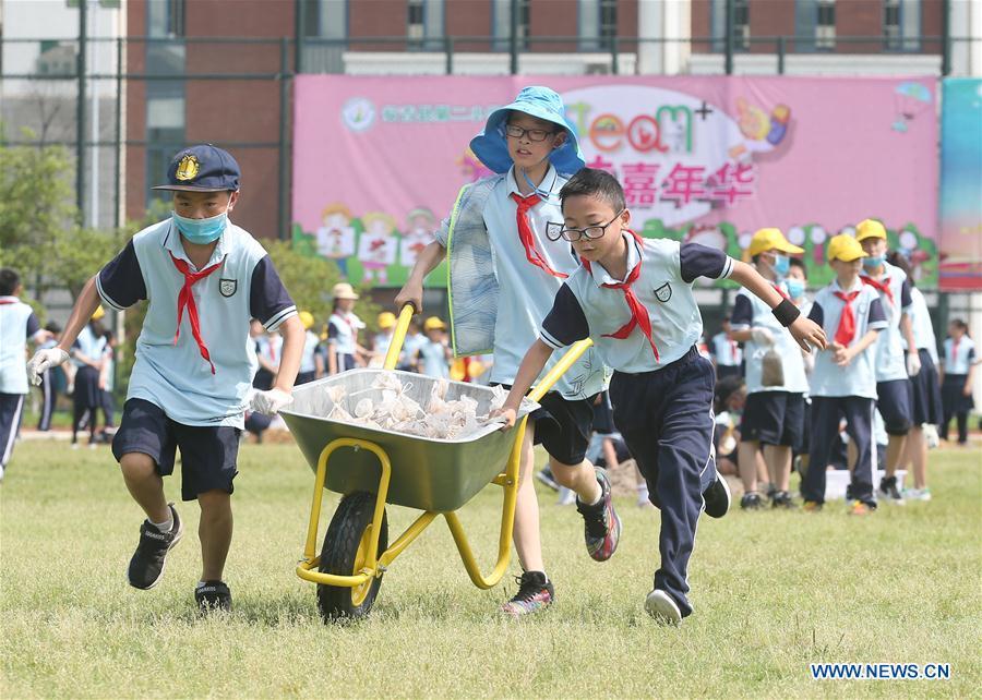 Students play games celebrating the upcoming Children\'s Day at a primary school in Huzhou City, east China\'s Zhejiang Province, May 27, 2019. (Xinhua/Xia Pengfei)