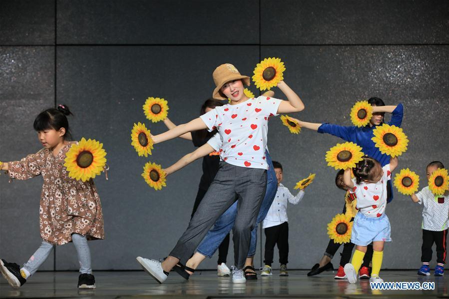 Children and their parents rehearse for Children\'s Day performance at a kindergarten in Zhangjiajie City, central China\'s Hunan Province, May 27, 2019. (Xinhua/Wu Yongbing)