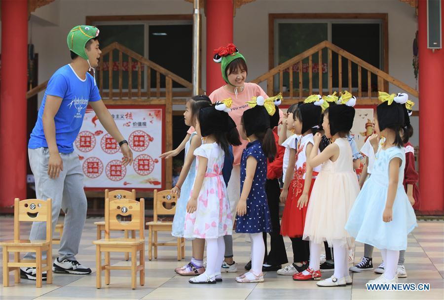 Children rehearse for Children\'s Day performance with their teachers at a kindergarten in Zhangjiajie City, central China\'s Hunan Province, May 27, 2019. (Xinhua/Wu Yongbing)
