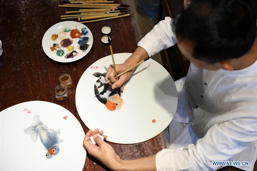 Ceramic painter Yang Yuhui paints in a studio in Shijiazhuang City, north China\'s Hebei province, May 27, 2019. (Xinhua/Xu Jianyuan)