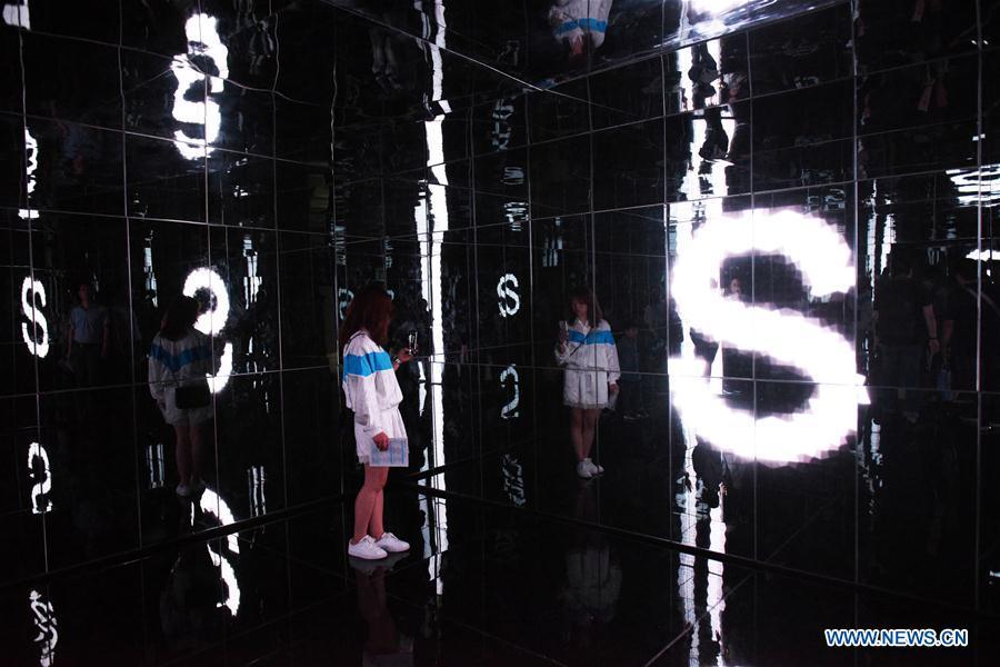 Visitors view the exhibition featuring digital art during China International Big Data Industry Expo 2019 in Guiyang, capital of southwest China\'s Guizhou Province, May 27, 2019. The exhibition is a part of four-day China International Big Data Industry Expo 2019 that kicked off on May 26, 2019. (Xinhua/Yang Wenbin)