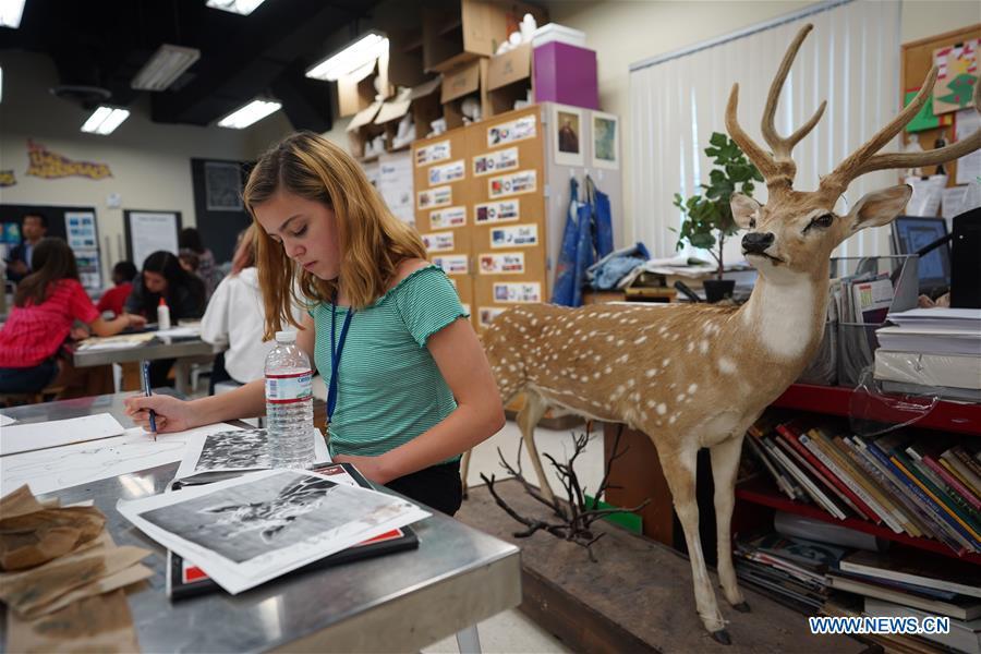 Students attend art class at Bak Middle School of the Arts in West Palm Beach, Florida, the United States, April 26, 2019. On April 7, 2017, Peng Liyuan, wife of Chinese President Xi Jinping paid a visit to the school at the invitation of U.S. First Lady Melania Trump, where they watched students perform and talked with them, initiating efforts to build a bridge of people-to-people exchanges between China and the school. Bak\'s School Board Chair Francine Manthy and Executive Director Susy Diaz from the school wrote Peng a letter recently to mark the second anniversary of her visit and again express their appreciation to the Chinese first lady. To their delight, Peng quickly replied. In the letter, Peng said that both China and the United States have a splendid culture, and it is a common wish to strengthen bilateral exchanges, especially among young people. (Xinhua/Liu Jie)