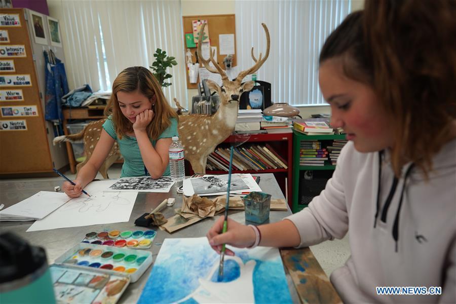 Students attend art class at Bak Middle School of the Arts in West Palm Beach, Florida, the United States, April 26, 2019. On April 7, 2017, Peng Liyuan, wife of Chinese President Xi Jinping paid a visit to the school at the invitation of U.S. First Lady Melania Trump, where they watched students perform and talked with them, initiating efforts to build a bridge of people-to-people exchanges between China and the school. Bak\'s School Board Chair Francine Manthy and Executive Director Susy Diaz from the school wrote Peng a letter recently to mark the second anniversary of her visit and again express their appreciation to the Chinese first lady. To their delight, Peng quickly replied. In the letter, Peng said that both China and the United States have a splendid culture, and it is a common wish to strengthen bilateral exchanges, especially among young people. (Xinhua/Liu Jie)