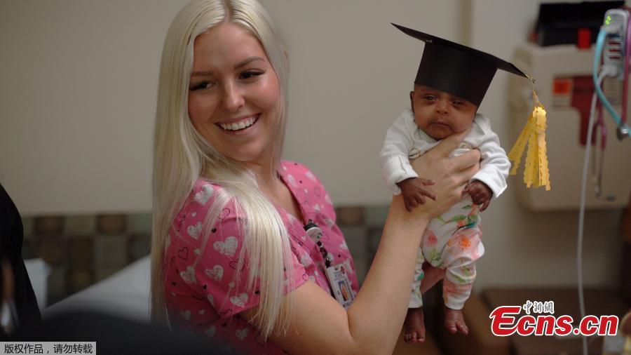 The picture shows a nurse holding baby Saybie, the world\'s smallest surviving newborn, on the day she was released from the NICU in San Diego, California. A baby girl who weighed 245 grams and measured 23 cm became the smallest baby in the world, a US hospital reported after being discharged five months after being in intensive care. (Photo/Agencies)