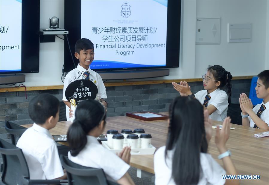 Thuch Salik shares his commercial experience with classmates at a foreign language school in Zhuji, east China\'s Zhejiang Province, May 29, 2019. Thuch Salik became viral overnight when a video clip showing him selling souvenirs in a dozen distinct languages near Angkor Wat was shared online on November 2018. Born in a family with financial difficulties, the 14-year-old Cambodian boy got global attention for his multilingual talent. In May, Salik was offered a place at a foreign language school in Zhuji of east China\'s Zhejiang Province on an education programme funded by a private sponsor in China. Salik said he has high expectations for his education opportunity and life in China. (Xinhua/Han Chuanhao)
