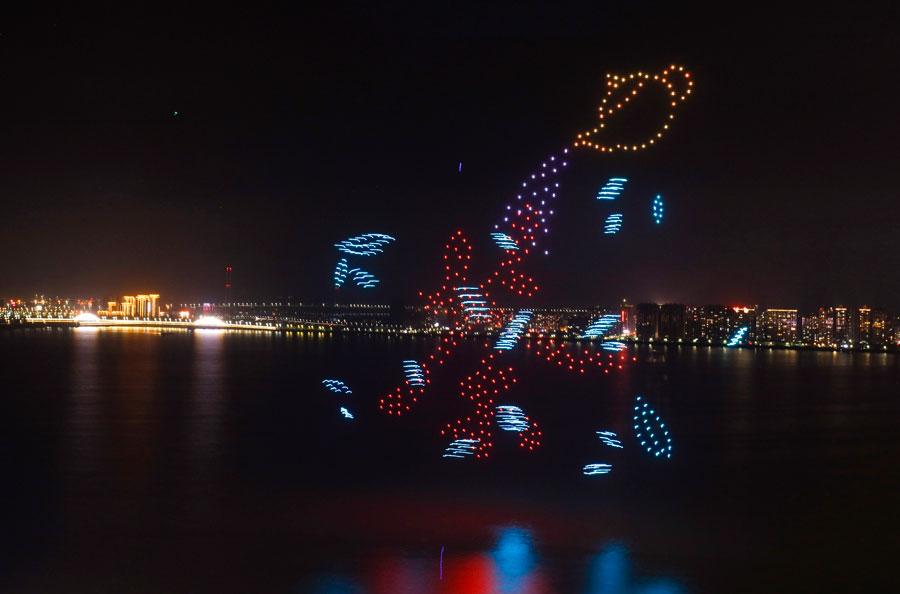 A total of 600 drones form different shapes to promote tea culture and local tourism in Jiujiang, Jiangxi Province, on Wednesday night. (Photo/chinadaily.com.cn)

The show held to promote tea culture and boost local tourism kicked off at 8 p.m., with the drones slowly lifting above the beautiful Balihu Lake against the city\'s light show.

The drones creatively displayed the growing process of tea, from planting to plucking. They also formed a silhouette of Lushan mountain, one of China\'s most renowned mountains.