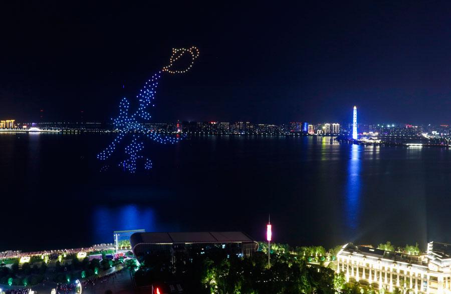 A total of 600 drones form different shapes to promote tea culture and local tourism in Jiujiang, Jiangxi Province, on Wednesday night. (Photo/chinadaily.com.cn)
