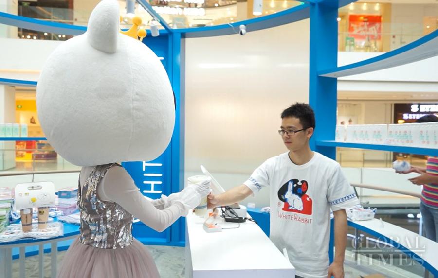 Two pop-up milk tea stores of China\'s White Rabbit Creamy Candy opened at LuOne in Shanghai. People swarmed to try the new products of this Chinese iconic brand, which recalled their childhood memories. (Photos: Lu Ting/GT)