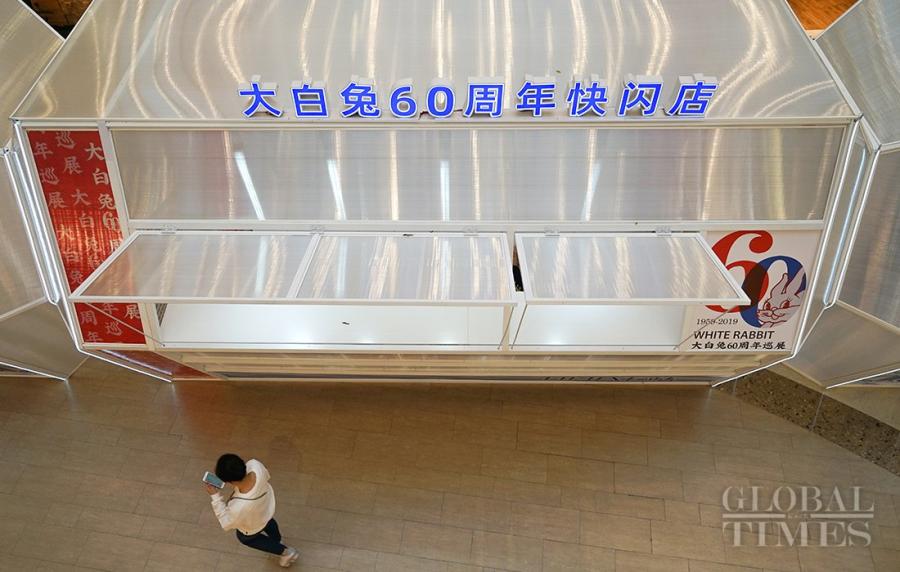 Two pop-up milk tea stores of China\'s White Rabbit Creamy Candy opened at LuOne in Shanghai. People swarmed to try the new products of this Chinese iconic brand, which recalled their childhood memories. (Photos: Lu Ting/GT)