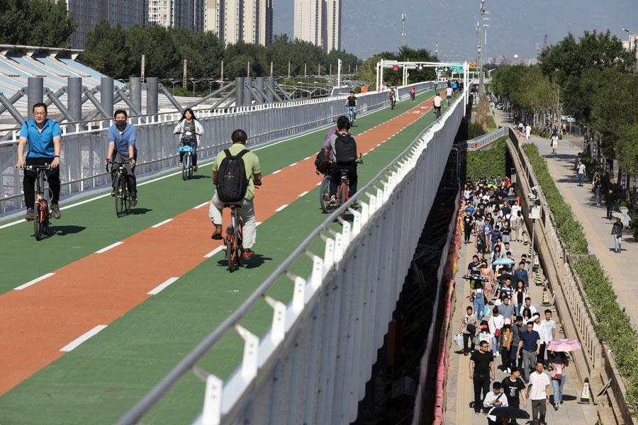 Cyclists bike on the first bicycle-only lane near Longze subway station in Beijing, May 31, 2019. (Photo/chinadaily.com.cn)

Beijing opened its first bicycle-only road at 7 am Friday morning, which is expected to ease traffic in the area between Huilongguan, a densely populated community, and Shangdi, where a large number of hi-tech companies are located, in northern Beijing.

An average of 11,600 people commute to work daily in the area.

According to the Beijing Municipal Commission of Transport, the 6.5-kilometer-long road has a maximum speed of no more than 15 kilometers per hour and pedestrians, electric bicycles and other vehicles are forbidden to enter the road.

As per the authority, there are three lanes, including a reversible lane, on the six-meter-wide road.