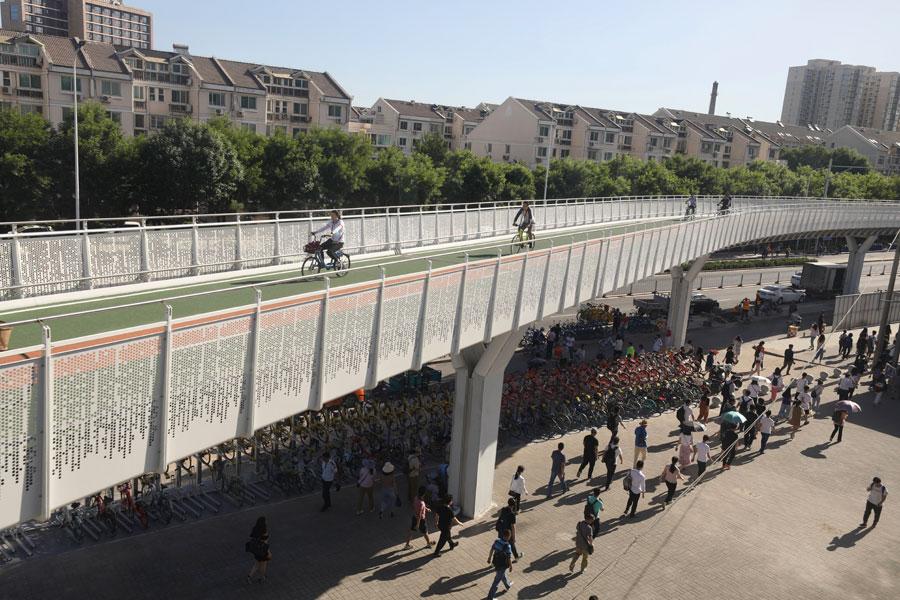 Cyclists bike on the first bicycle-only lane near Longze subway station in Beijing, May 31, 2019. (Photo/chinadaily.com.cn)