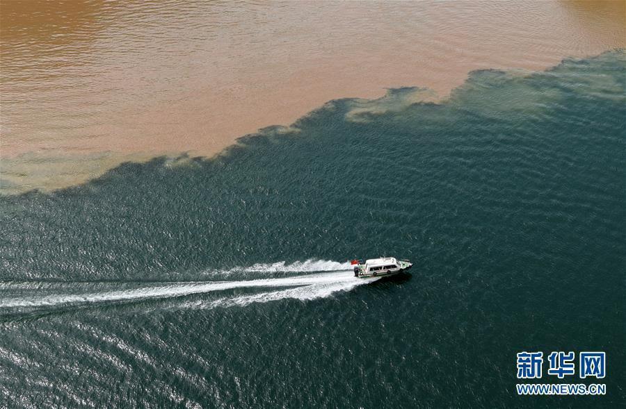 The muddy Yellow River converges with the clearer Taohe River in the Liujiaxia Reservoir in Yongjing County, Northwest China’s Gansu Province, June 2, 2019. (Photo/Xinhua)