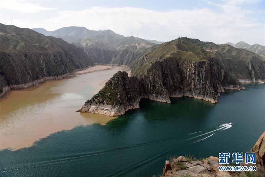 The muddy Yellow River converges with the clearer Taohe River in the Liujiaxia Reservoir in Yongjing County, Northwest China’s Gansu Province, June 2, 2019. (Photo/Xinhua)