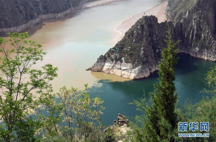 The muddy Yellow River converges with the clearer Taohe River in the Liujiaxia Reservoir in Yongjing County, Northwest China’s Gansu Province, June 2, 2019. (Photo/Xinhua)