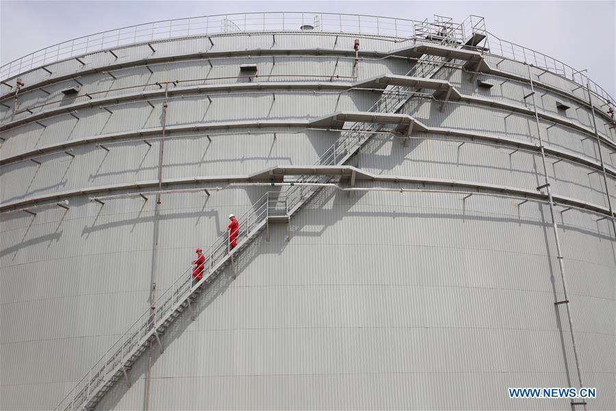 Staff members inspect an oil tank on second line for the China-Russia oil pipeline in Mohe, northeast China\'s Heilongjiang Province, July 9, 2015. (Xinhua/Jin Liwang)