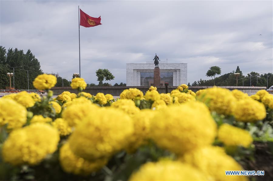 Photo taken on June 9, 2019 shows Kyrgyzstan\'s national flag and the Manas statue at the Ala-Too Square in Bishkek, capital of Kyrgyzstan. (Xinhua/Fei Maohua)