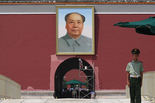 A worker paints the wall of the Tian'anmen Rostrum on Sunday as part of the preparations for the 70th anniversary of the end of World War II celebrations on Sept 3.(Wang Zhuangfei/China Daily) A worker paints the wall of the Tian'anmen Rostrum on Sunday as part of the preparations for the 70th anniversary of the end of World War II celebrations on Sept 3.(Wang Zhuangfei/China Daily)