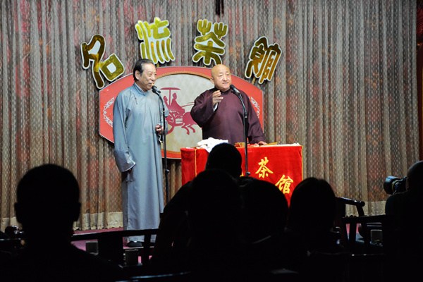 People watch a cross talk show at the Celebrities Tea House in Tianjin, April 25, 2017. (Photo by Li Ping/chinadaily.com.cn) People watch a cross talk show at the Celebrities Tea House in Tianjin, April 25, 2017. (Photo by Li Ping/chinadaily.com.cn)