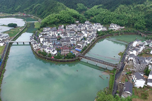 Zhejiang's Xiajiang village has improved its environment and attracted tourists from all over China who now make use of its homestays for longer halts. (Photo/China Daily) Zhejiang's Xiajiang village has improved its environment and attracted tourists from all over China who now make use of its homestays for longer halts. (Photo/China Daily)