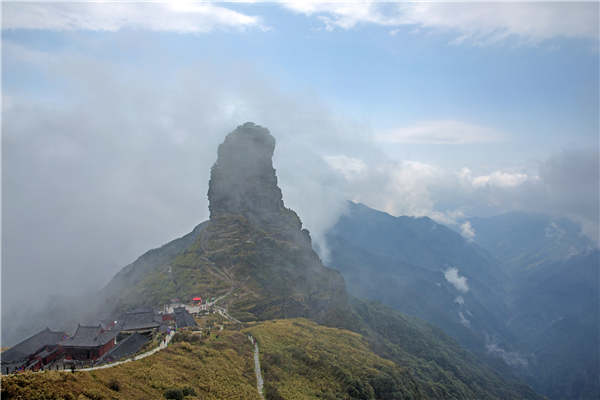 Tourists who want to ascend to the peak of Fanjing Mountain in Guizhou province need to be strong both physically and mentally, but the spectacular view with two Buddhist temples sitting atop makes the trip worthwhile. Tourists who want to ascend to the peak of Fanjing Mountain in Guizhou province need to be strong both physically and mentally, but the spectacular view with two Buddhist temples sitting atop makes the trip worthwhile.