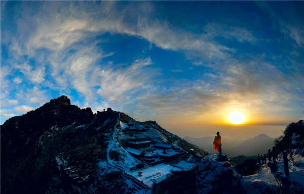 Tourists who want to ascend to the peak of Fanjing Mountain in Guizhou province need to be strong both physically and mentally, but the spectacular view with two Buddhist temples sitting atop makes the trip worthwhile. Tourists who want to ascend to the peak of Fanjing Mountain in Guizhou province need to be strong both physically and mentally, but the spectacular view with two Buddhist temples sitting atop makes the trip worthwhile.